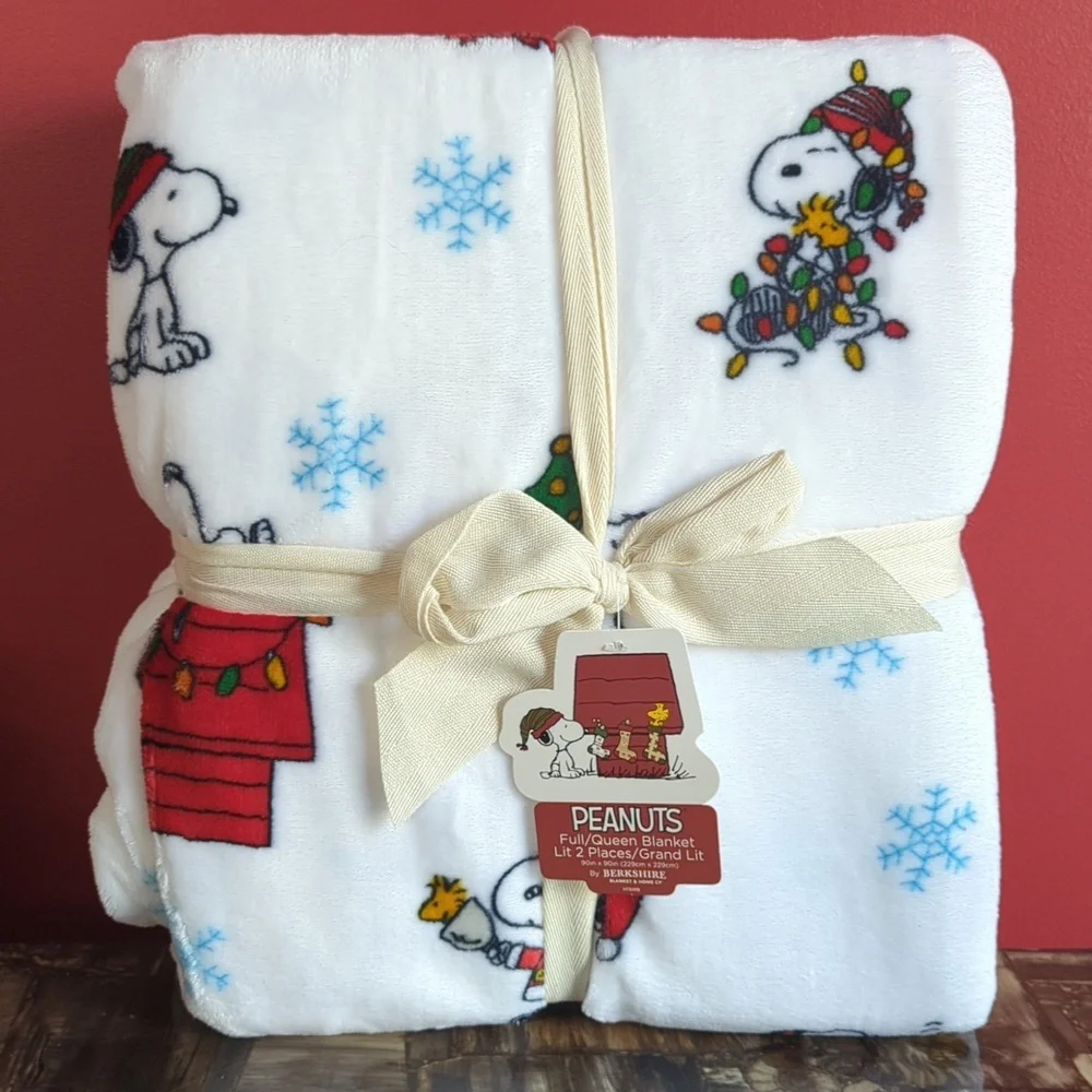 ❌SOLD❌Peanuts 🥜 Winter Snoopy Full / Queen Sized Plush Blanket - Picture 1 of 3